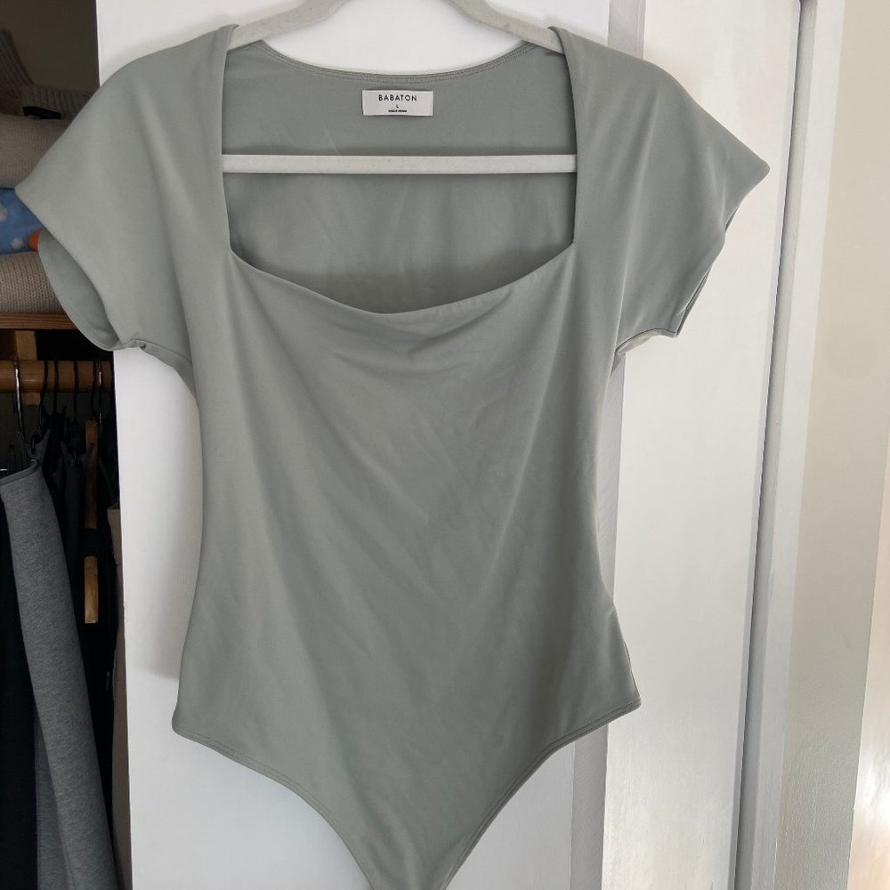 Babaton contour squareneck shortsleeve bodysuit L sage green